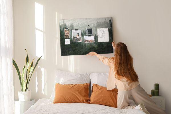 Lavagna di sughero con stampa di una foresta nebbiosa dall'atmosfera misteriosa