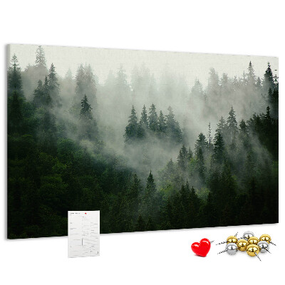 Lavagna di sughero con stampa di una foresta nebbiosa dall'atmosfera misteriosa