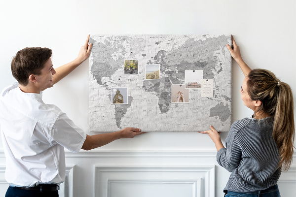 Bacheca in sughero mappa del mondo dettagliata in diverse tonalità di grigio