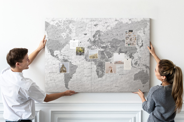 Bacheca in sughero mappa del mondo dettagliata in diverse tonalità di grigio