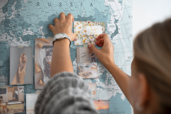 Lavagna di sughero mappa del mondo in diverse tonalità di blu