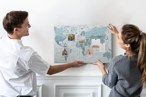 Lavagna di sughero mappa del mondo in diverse tonalità di blu