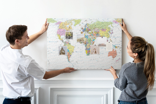 Bacheca in sughero con mappa del mondo e continenti colorati