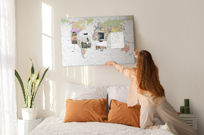 Bacheca in sughero con mappa del mondo e continenti colorati