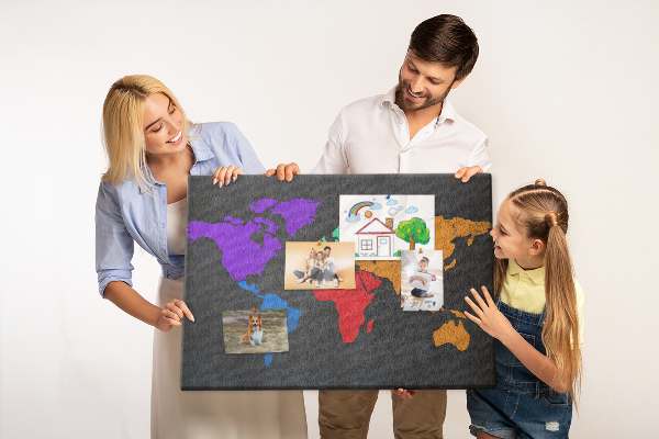 Lavagna di sughero mappa del mondo colorata su sfondo scuro