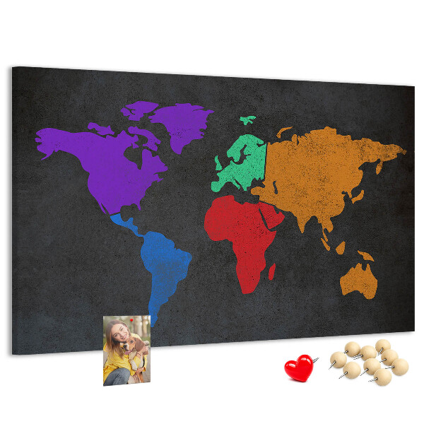 Lavagna di sughero mappa del mondo colorata su sfondo scuro