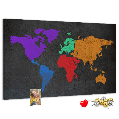 Lavagna di sughero mappa del mondo colorata su sfondo scuro