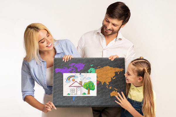 Lavagna di sughero mappa del mondo colorata su sfondo scuro