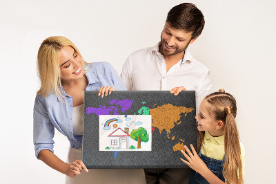 Lavagna di sughero mappa del mondo colorata su sfondo scuro