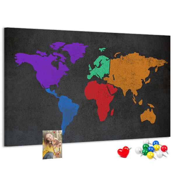Lavagna di sughero mappa del mondo colorata su sfondo scuro