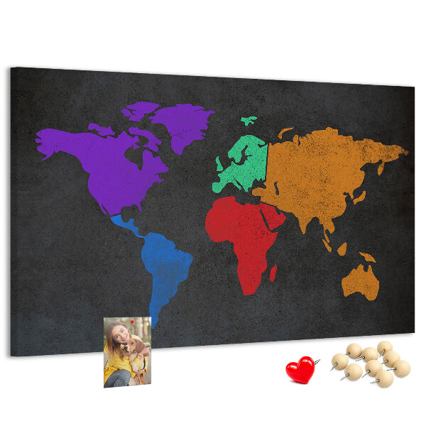 Lavagna di sughero mappa del mondo colorata su sfondo scuro