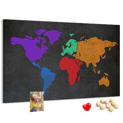 Lavagna di sughero mappa del mondo colorata su sfondo scuro