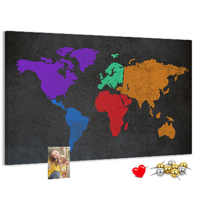 Lavagna di sughero mappa del mondo colorata su sfondo scuro