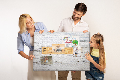 Bacheca in sughero con stampa di ricordi di famiglia su sfondo in legno