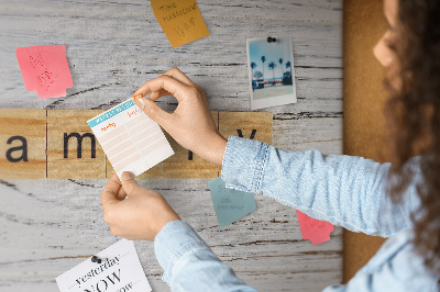 Bacheca in sughero con stampa di ricordi di famiglia su sfondo in legno