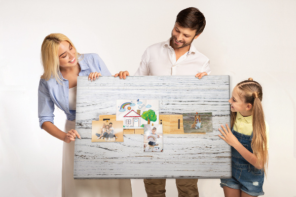 Bacheca in sughero con stampa di ricordi di famiglia su sfondo in legno