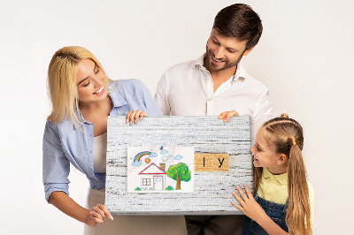 Bacheca in sughero con stampa di ricordi di famiglia su sfondo in legno