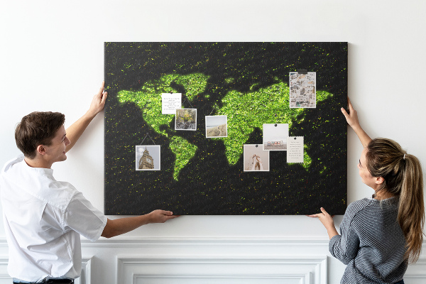 Lavagna di sughero mappa del mondo verde su sfondo nero