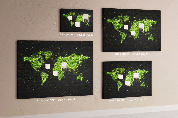 Lavagna di sughero mappa del mondo verde su sfondo nero