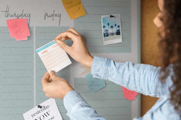 Bacheca in sughero con calendario settimanale a motivo floreale