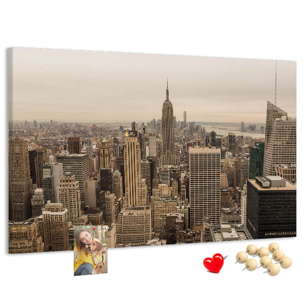 Lavagna di sughero con lo skyline di New York e i suoi grattacieli