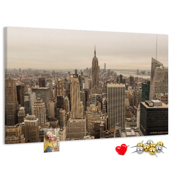 Lavagna di sughero con lo skyline di New York e i suoi grattacieli