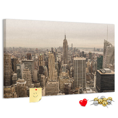 Lavagna di sughero con lo skyline di New York e i suoi grattacieli