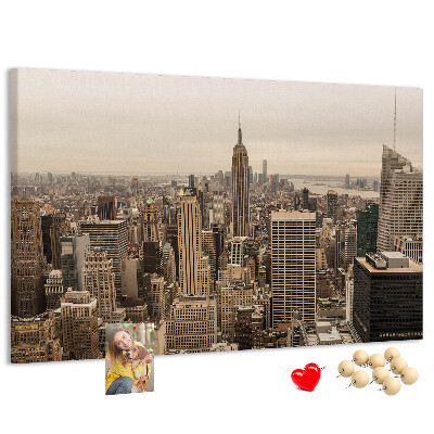 Lavagna di sughero con lo skyline di New York e i suoi grattacieli