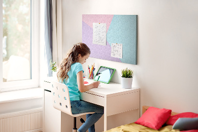 Bacheca in sughero con design a forme geometriche nei colori pastello