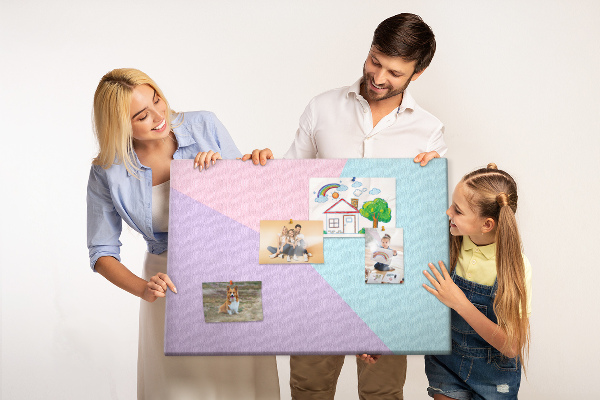 Bacheca in sughero con design a forme geometriche nei colori pastello