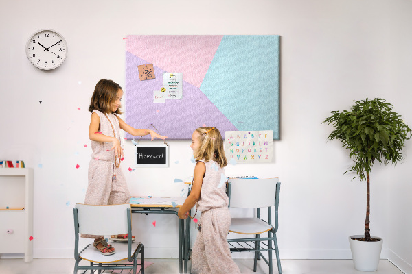 Bacheca in sughero con design a forme geometriche nei colori pastello