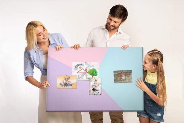 Bacheca in sughero con design a forme geometriche nei colori pastello