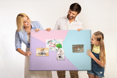 Bacheca in sughero con design a forme geometriche nei colori pastello