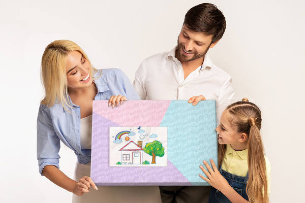 Bacheca in sughero con design a forme geometriche nei colori pastello