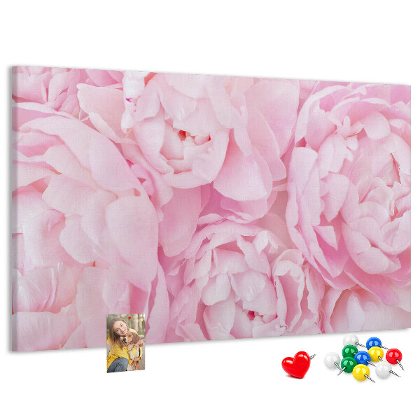 Lavagna di sughero con stampa di peonie rosa in una delicata tonalità