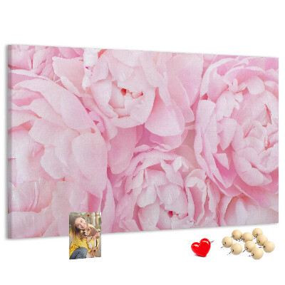 Lavagna di sughero con stampa di peonie rosa in una delicata tonalità