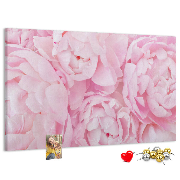 Lavagna di sughero con stampa di peonie rosa in una delicata tonalità