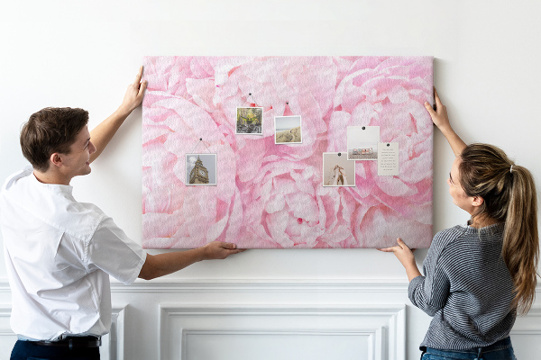 Lavagna di sughero con stampa di peonie rosa in una delicata tonalità
