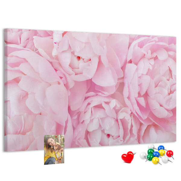Lavagna di sughero con stampa di peonie rosa in una delicata tonalità