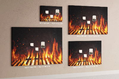 Lavagna di sughero con stampa di fuochi ardenti sullo sfondo della griglia del barbecue