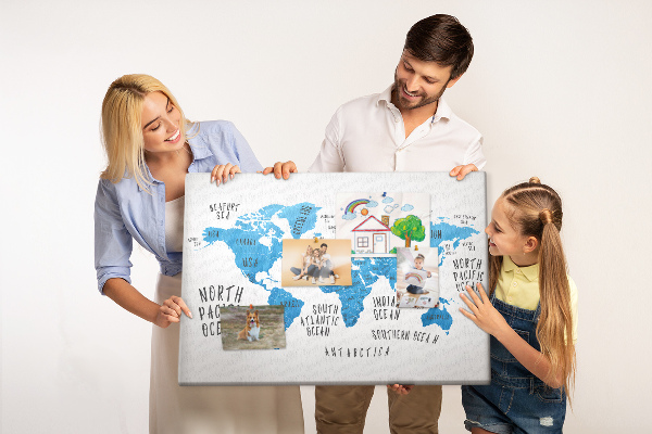 Bacheca in sughero mappa del mondo con i nomi degli oceani e dei paesi