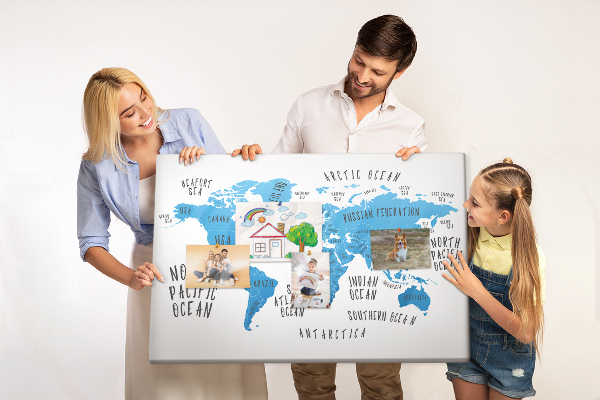 Bacheca in sughero mappa del mondo con i nomi degli oceani e dei paesi
