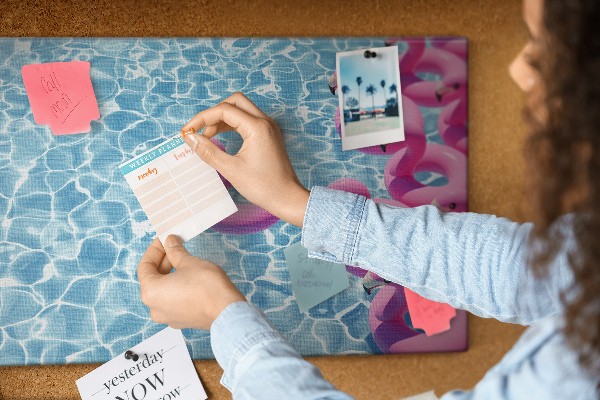Lavagna di sughero con stampa fenicotteri rosa e acqua blu