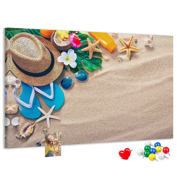 Bacheca in sughero con decorazioni a tema ricordi estivi in spiaggia