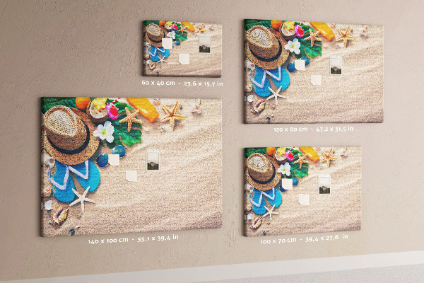 Bacheca in sughero con decorazioni a tema ricordi estivi in spiaggia