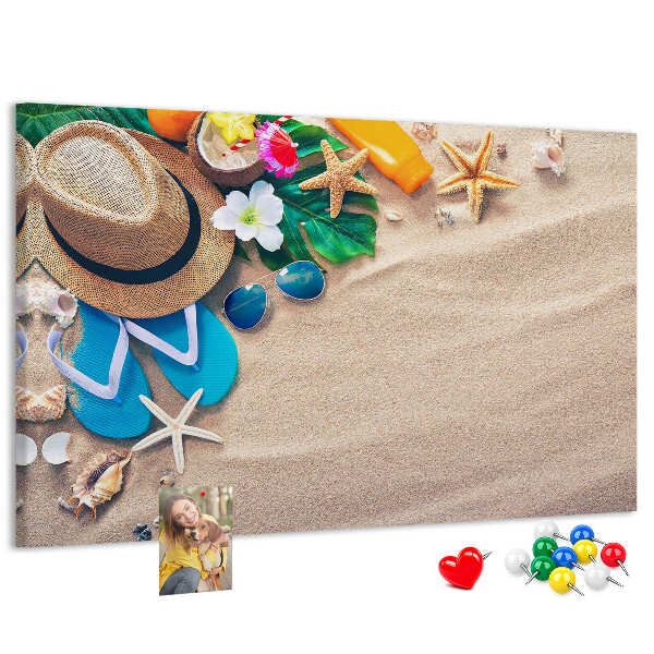 Bacheca in sughero con decorazioni a tema ricordi estivi in spiaggia