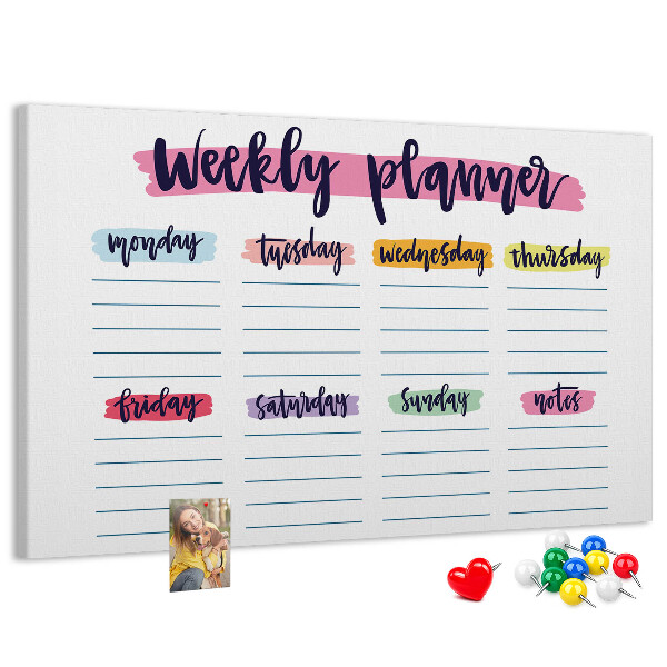 Agenda settimanale con dettagli colorati e lavagna di sughero