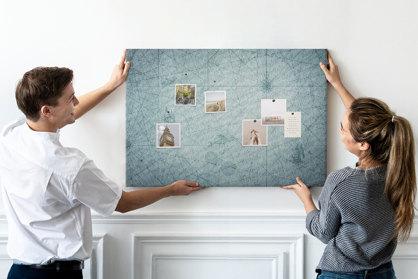 Bacheca in sughero con stampa antica mappa e motivi geometrici