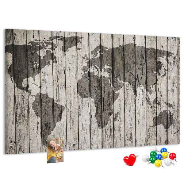 Bacheca in sughero con stampa di una mappa del mondo su sfondo di assi di legno
