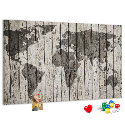 Bacheca in sughero con stampa di una mappa del mondo su sfondo di assi di legno